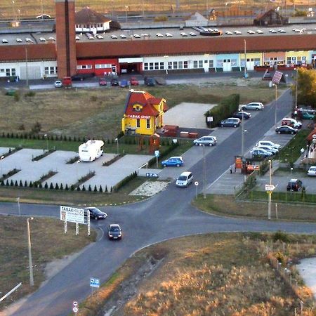 Hotel Rozsa Csarda Bungalow & Caravan Park Хедьешхалом Экстерьер фото