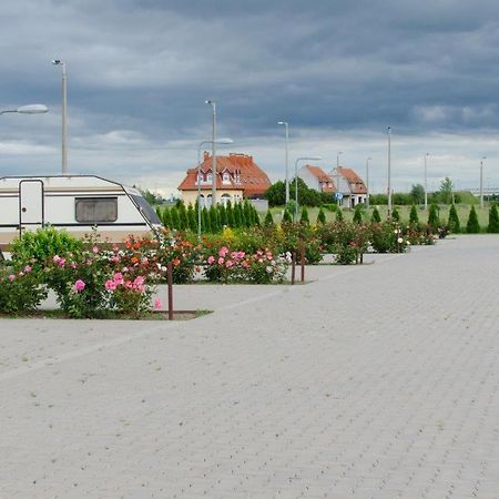 Hotel Rozsa Csarda Bungalow & Caravan Park Хедьешхалом Экстерьер фото