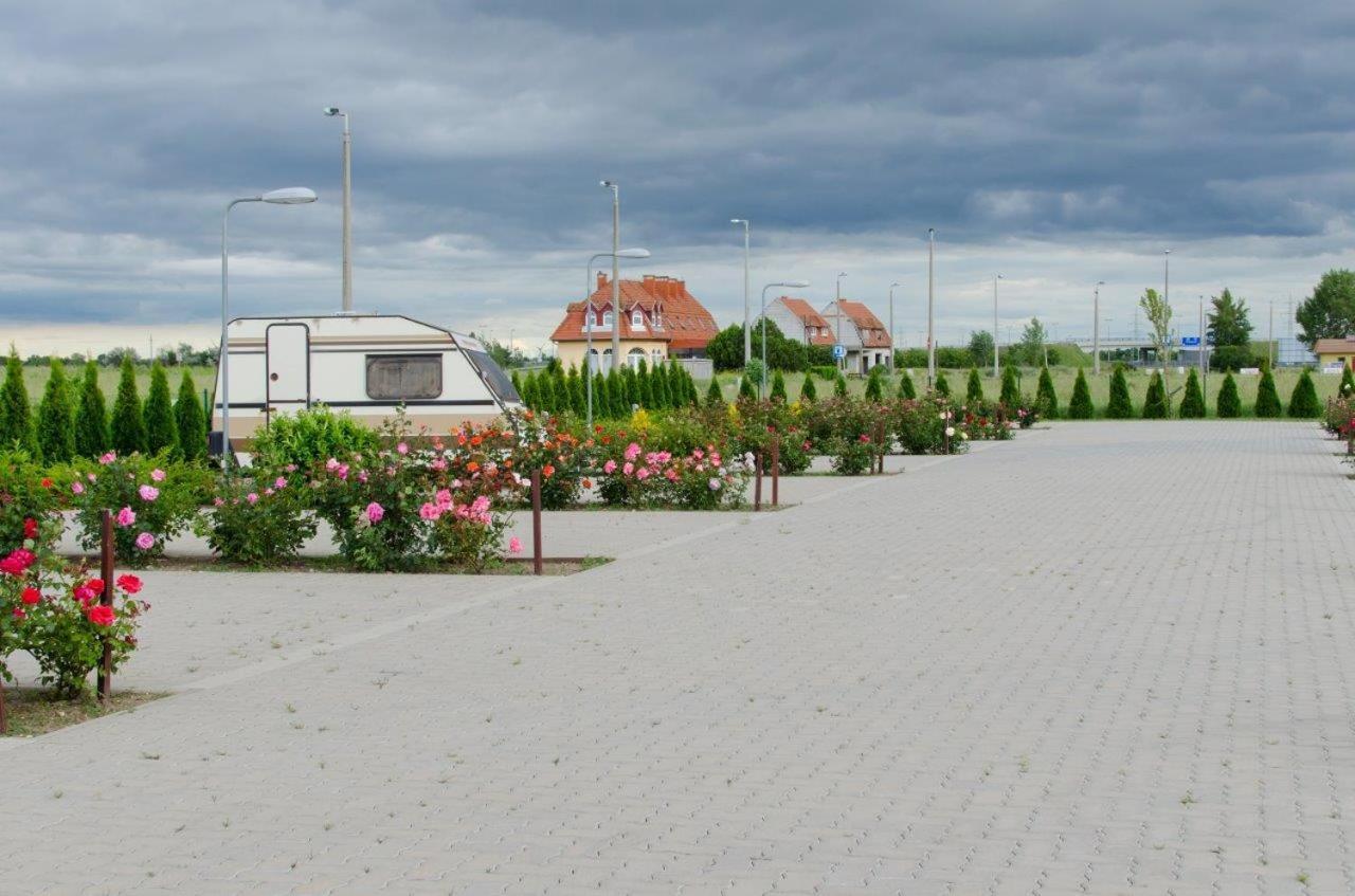 Hotel Rozsa Csarda Bungalow & Caravan Park Хедьешхалом Экстерьер фото