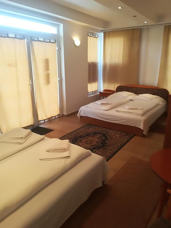 Hotel Rozsa Csarda Bungalow & Caravan Park Хедьешхалом Экстерьер фото