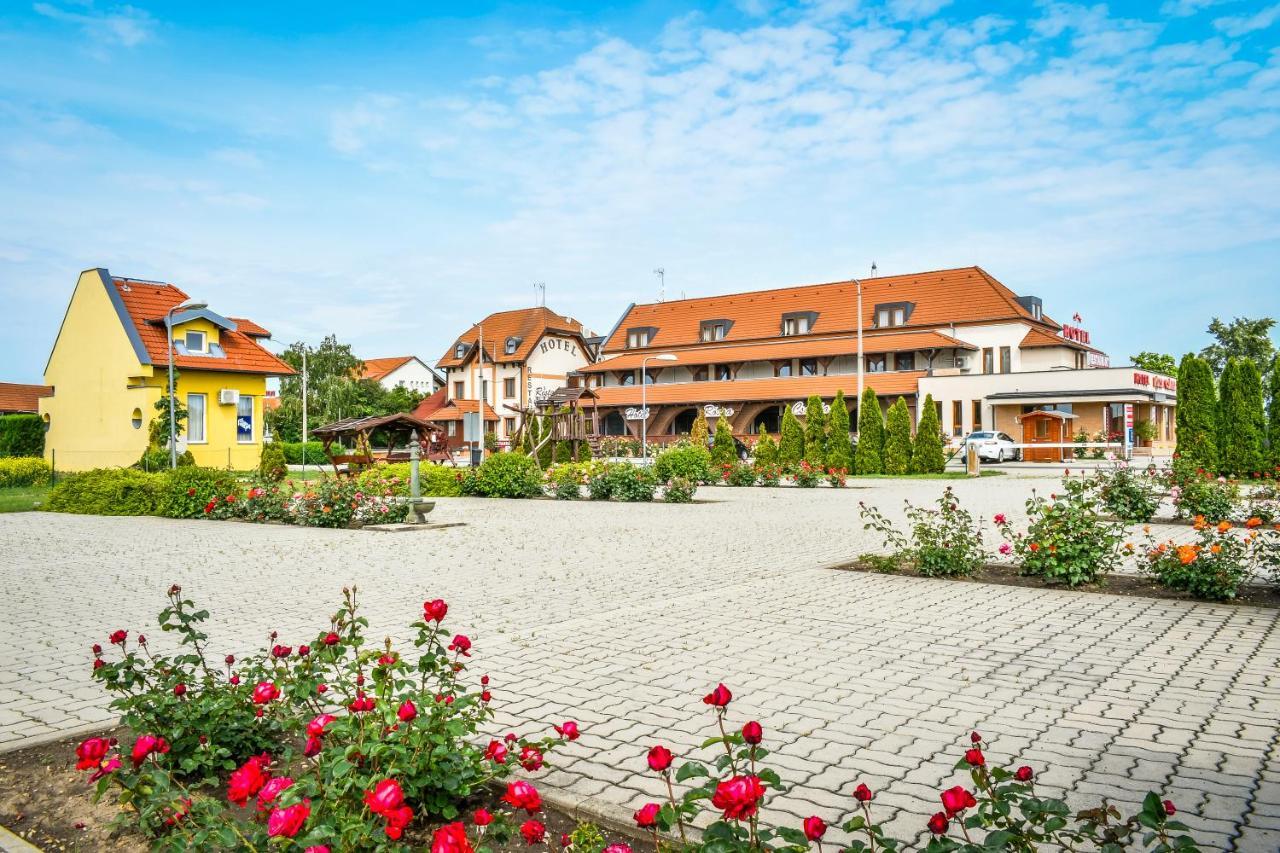 Hotel Rozsa Csarda Bungalow & Caravan Park Хедьешхалом Экстерьер фото